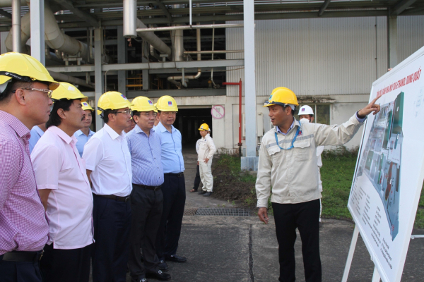 Đoàn công tác nghe báo cáo về thực trạng hiện tại của Nhà máy NLSH Dung Quất